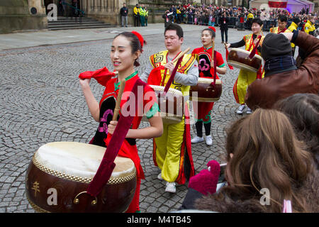 Manchester, Royaume-Uni. 18 janvier 2018. Célébrations Musicales Du Nouvel An À Chinatown. Manchester a l'une des plus anciennes et plus grandes communautés chinoises au Royaume-Uni, avec un coin fabuleux de la ville dédié à la culture et à la nourriture chinoises. L'animal de cette année est le chien - les personnes nées en années du chien sont connues pour leur loyauté et leur honnêteté. Crédit; MediaWorldImages/AlamyLiveNews Banque D'Images