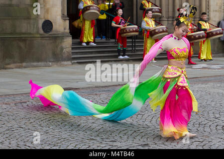 Manchester, UK. 18 janvier, 2018. Les célébrations du Nouvel An dans le quartier chinois. Manchester a une des plus anciennes et des plus importantes communautés chinoises au Royaume-Uni, avec une vue fabuleuse de la ville dédiée à la culture chinoise et de l'alimentation. Cette année, l'animal est le chien - les gens nés dans les années du chien sont connus pour leur loyauté et l'honnêteté. /AlamyLiveNews MediaWorldImages crédit ; Banque D'Images