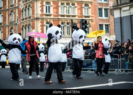 Londres, Royaume-Uni. Feb 18, 2018. Plusieurs caractères panda vu sur le Chinatown rues pendant la célébration du Nouvel An chinois.London community Chinois célèbrent l'année du Chien, avec la plus grande fête du Nouvel An chinois à l'extérieur de l'Asie. Chaque année, des milliers de personnes descendent sur les rues de Chinatown pour profiter d'un défilé, de spectacles et de la cuisine chinoise traditionnelle. Credit : Brais G. Rouco/SOPA/ZUMA/Alamy Fil Live News Banque D'Images