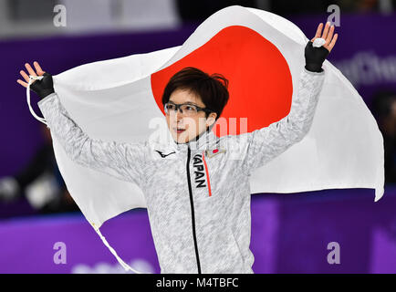 Gangneung, Corée du Sud. Feb 18, 2018. 18 février 2018, la Corée du Sud, Pyeongchang, Jeux olympiques, patinage de vitesse, femmes, 500m, Gangneung ovale : Nao Kodaira du Japon cheers sur sa médaille d'or. Crédit : Peter Kneffel/dpa/Alamy Live News Banque D'Images