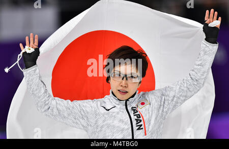 Gangneung, Corée du Sud. Feb 18, 2018. 18 février 2018, la Corée du Sud, Pyeongchang, Jeux olympiques, patinage de vitesse, femmes, 500m, Gangneung ovale : Nao Kodaira du Japon cheers sur sa médaille d'or. Crédit : Peter Kneffel/dpa/Alamy Live News Banque D'Images