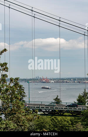 Vancouver, Colombie-Britannique, Canada. Vue latérale du pont Lions Gate avec pont Burrard Inlet et le port de Vancouver en arrière-plan en été. Banque D'Images