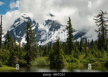 Le mont Shuksan, WA, USA. Partiellement couvert de nuages, vue de lac de la rivière Highwood sur le mont Baker l'autoroute en été. Banque D'Images