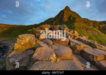 Les colonnes de basalte hexagonal de la Giant's Causeway, pays d'Antrim, en Irlande du Nord. Banque D'Images