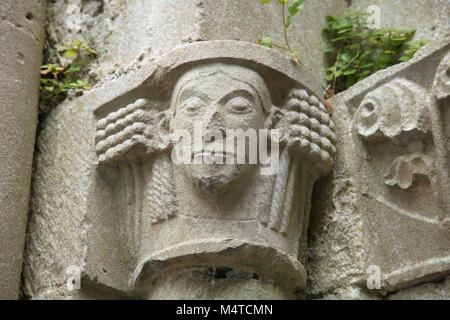 La sculpture sur pierre au 13e siècle l'abbaye de Corcomroe, comté de Clare, Irlande. Banque D'Images