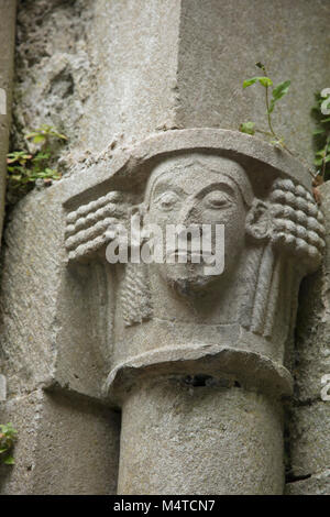 La sculpture sur pierre au 13e siècle l'abbaye de Corcomroe, comté de Clare, Irlande. Banque D'Images