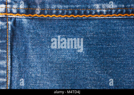 Jean délavé bleu texture avec coutures jaunes, macro, Close up Banque D'Images