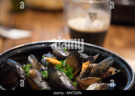 Les moules et Guinness - great Irish Pub de la nourriture. Clifden, comté de Galway, Irlande. Banque D'Images