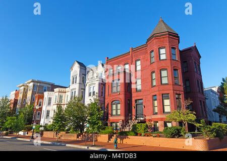 Maisons d'habitation dans le très recherché quartier de Capitol Hill à Washington DC, USA. Bâtiments résidentiels colorés entourés d'arbres Banque D'Images