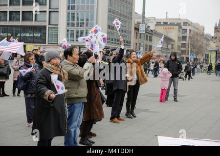 Francfort, Allemagne. Feb 17, 2018. Les gens sont représentés à la manifestation de la Corée du Sud, le tissage de liens. Les Coréens du Sud vivant en Allemagne ont protesté à Francfort à l'appui de l'ancien président Park Geun-hye, appelant à sa libération et à la destitution de son successeur Moon Jae-in. Crédit : Michael Debets/Pacific Press/Alamy Live News Banque D'Images