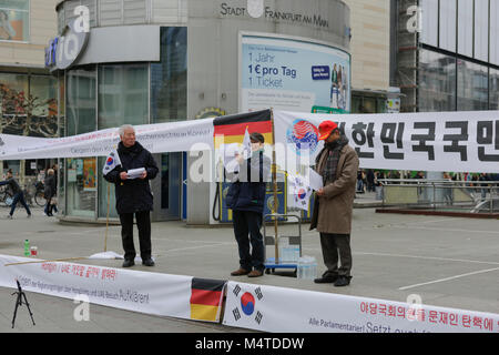 Francfort, Allemagne. Feb 17, 2018. Adresse Haut-parleurs le rallye. Les Coréens du Sud vivant en Allemagne ont protesté à Francfort à l'appui de l'ancien président Park Geun-hye, appelant à sa libération et à la destitution de son successeur Moon Jae-in. Crédit : Michael Debets/Pacific Press/Alamy Live News Banque D'Images