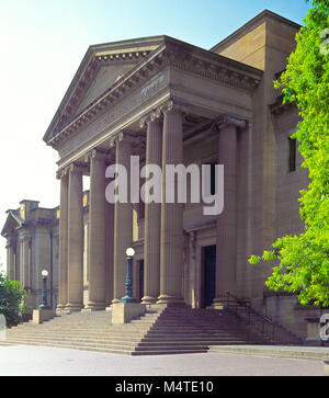 La bibliothèque d'État de Nouvelle-Galles du Sud est la plus ancienne bibliothèque en Australie, d'être établi en 1826. L'emplacement actuel de la bibliothèque est à l'angle de la rue Macquarie et Shakespeare Place, à côté du domaine et les Royal Botanic Gardens. Ce site dispose de la Mitchell Library aile (photo) avec les Dixson aile et l'aile plus moderne Macquarie Street. Les travaux sur le bâtiment a commencé en 1906, Mitchell et terminé en 1910, basé sur les dessins préparés par Walter Liberty Vernon. Banque D'Images