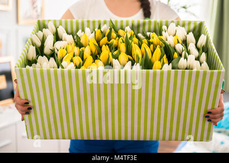 Close-up of a Woman Holding tulipes dans la boîte-cadeau Banque D'Images