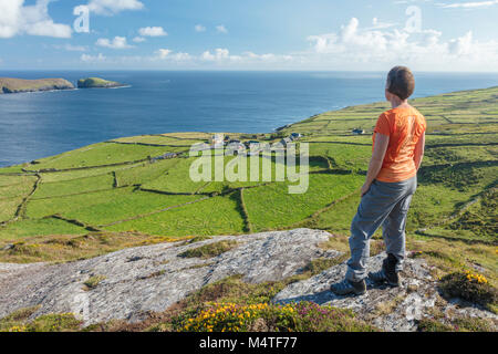 Randonneur au-dessus du hameau de Ballynacallagh, Dursey Island, Péninsule de Beara, comté de Cork, Irlande. Banque D'Images