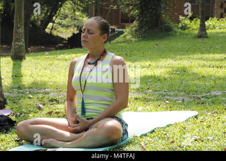 White woman meditating outdoors Banque D'Images