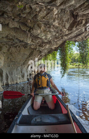 Canoéiste sous une falaise de calcaire, Blackwater River, Mallow, comté de Cork, Irlande. Banque D'Images