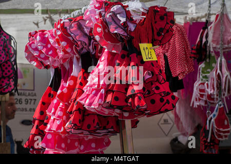 L'enfant robes de flamenco espagnol steet market Banque D'Images