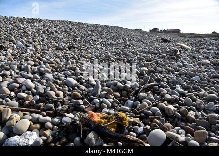 Photos prises le 16 février 2018 à Porthcawl, Galles du Sud. Montrant les déchets en plastique sur la plage, ils montrent également les déchets et détritus sur la plage Banque D'Images