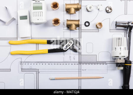 Portrait d'un thermostat et d'outils de travail sur les bleus Banque D'Images