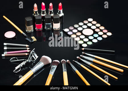 Pinceaux de maquillage professionnel et maquillage Produits sur fond noir Banque D'Images