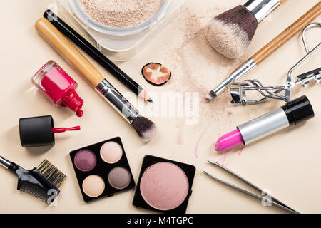 Divers produits de maquillage avec Make-up pinceau sur fond beige Banque D'Images