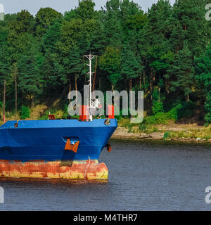 Blue cargo avec excavatrice longue portée déménagement au port Banque D'Images