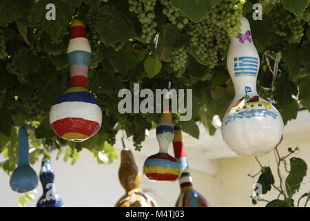 Lampes suspendues dans calebash décoré un arbre Banque D'Images