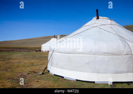 Portable tente ronde mongole traditionnelle ger couvert de couverture extérieure blanche en montagnes de l'Altaï de Mongolie occidentale Banque D'Images