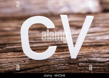 Close-up d'un CV Word sur table en bois Banque D'Images