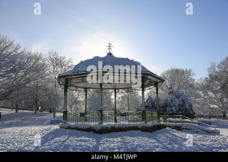 Le kiosque en Marie Stevens Park, Stourbridge sous le soleil d'hivers 24. Banque D'Images