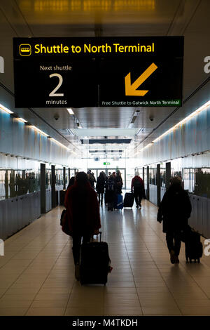 La préparation du voyage à bord de la navette de l'Aérogare nord à l'aéroport de Gatwick Banque D'Images