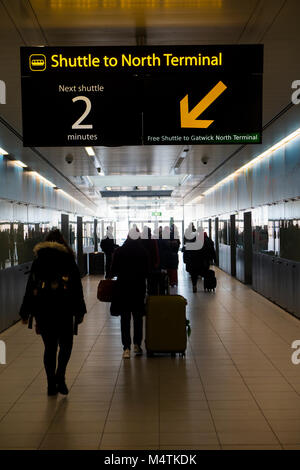 La préparation du voyage à bord de la navette de l'Aérogare nord à l'aéroport de Gatwick Banque D'Images