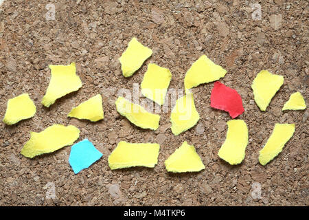 Beaucoup de morceaux de papier de couleur sur fond de bois Banque D'Images