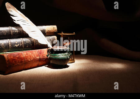 Vintage still life. Près de la plume d'anciens livres sur fond sombre Banque D'Images