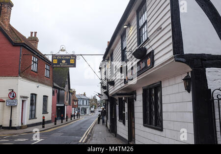 Edenbridge Kent UK Feb 2018 - Ye Old Crown Inn pub avec son enseigne suspendue au-dessus de la rue Banque D'Images