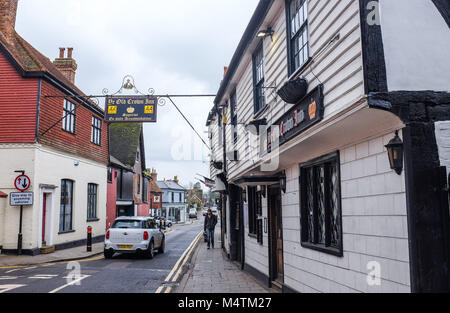 Edenbridge Kent UK Feb 2018 - Ye Old Crown Inn pub avec son enseigne suspendue au-dessus de la rue Banque D'Images