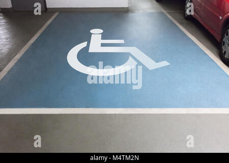Handicap de signer pour le stationnement en garage Banque D'Images