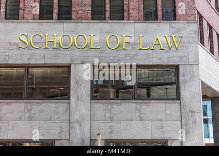 Low angle view of school of law signe sur des capacités en ville Banque D'Images