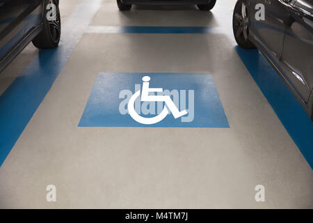 Handicap de signer pour le stationnement en garage Banque D'Images
