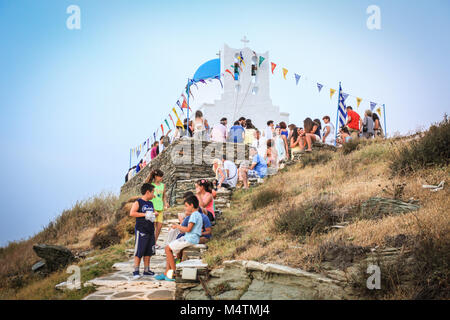 Panigiri, fête traditionnelle à l'église de sept martyrs à Sifnos, Cyclades, en Grèce. Banque D'Images