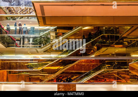 Trump Tower New York escalators, reflet dans le verre, abstract Banque D'Images