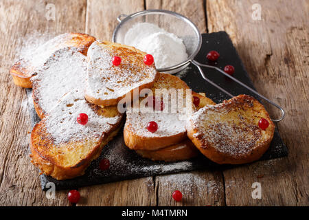 French Fried toast avec du sucre en poudre et les baies close-up sur la table horizontale. Banque D'Images