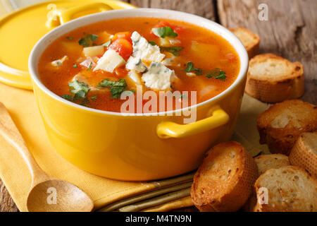 Soupe au poulet Buffalo, les légumes et le fromage bleu libre dans la poêle et pain grillé sur la table horizontale. Banque D'Images