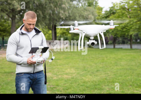 L'exploitation de l'homme dans le parc Quadrocopter Banque D'Images