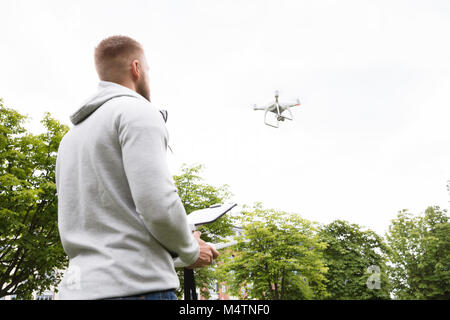 L'exploitation de l'homme dans le parc Quadrocopter Banque D'Images