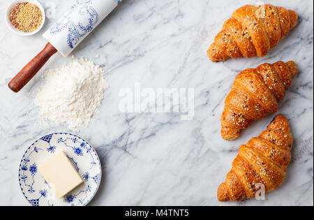 Avec des croissants ingrédients. La pâtisserie traditionnelle française. Vue d'en haut. Banque D'Images