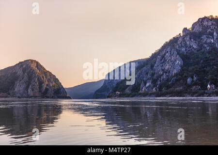 Paysage dans les gorges du Danube. Cazanele Mari, Roumanie Banque D'Images