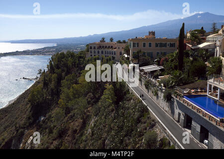 Taormina avec Mt. Au loin l'Etna, Sicile Banque D'Images