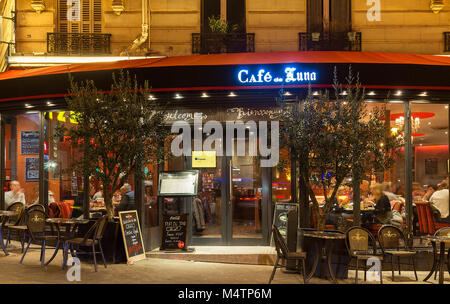 Paris, France, Février 17, 2018 : Le Café de Luna est un café traditionnel français dans le quartier de Montmartre, Paris, France. Banque D'Images