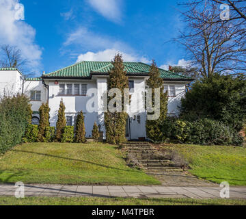 Grande propriété baignée de soleil d'hiver, face à la route principale de Watford Way, à Hendon, London NW4, Angleterre, Royaume-Uni. Banque D'Images